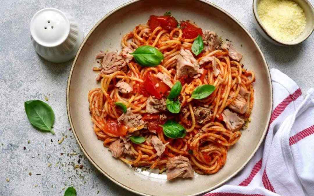 La ricetta originale degli spaghetti con tonno e pomodoro fresco