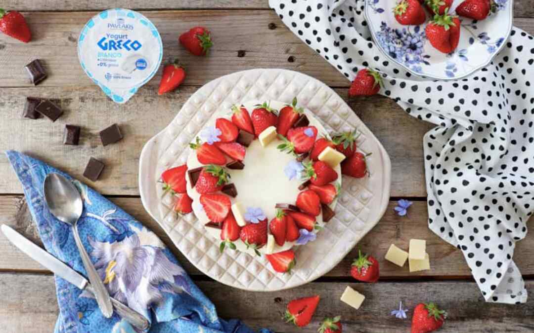 Cheesecake con yogurt greco, la ricetta con fragole e doppio cioccolato