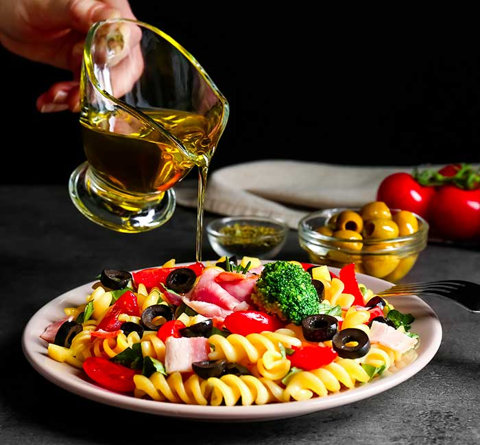 Olio di oliva versato su pasta fredda